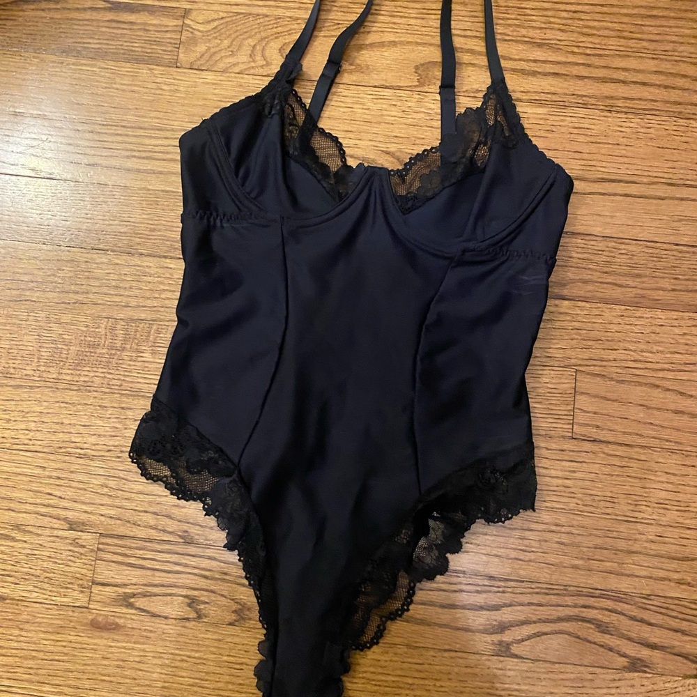 Elegant Black Lace Bodysuit - Picture 3 of 7